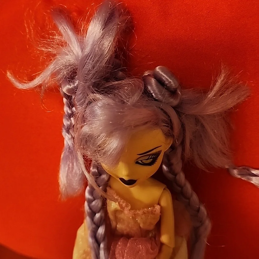 Bratz Bratzillaz Glam Gets Wicked Doll Yasmina Clairvoya - Picture 4 of 4